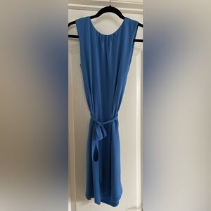 Sleeveless dress with belt